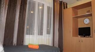 Хостел Красный диван Екатеринбург Двухместный номер с 1 кроватью или 2 отдельными кроватями-2