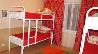 Хостел Красный диван Екатеринбург Кровать в общем 6-местном номере-1